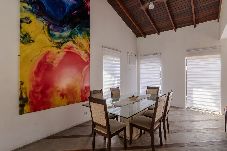 Casa em Guarujá - Casa Pet Friendly com Piscina Aquecida na Enseada