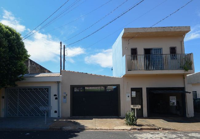 Casa em Ribeirão Preto - Casa com Churrasqueira e Wi-Fi em Parque Ribeirão