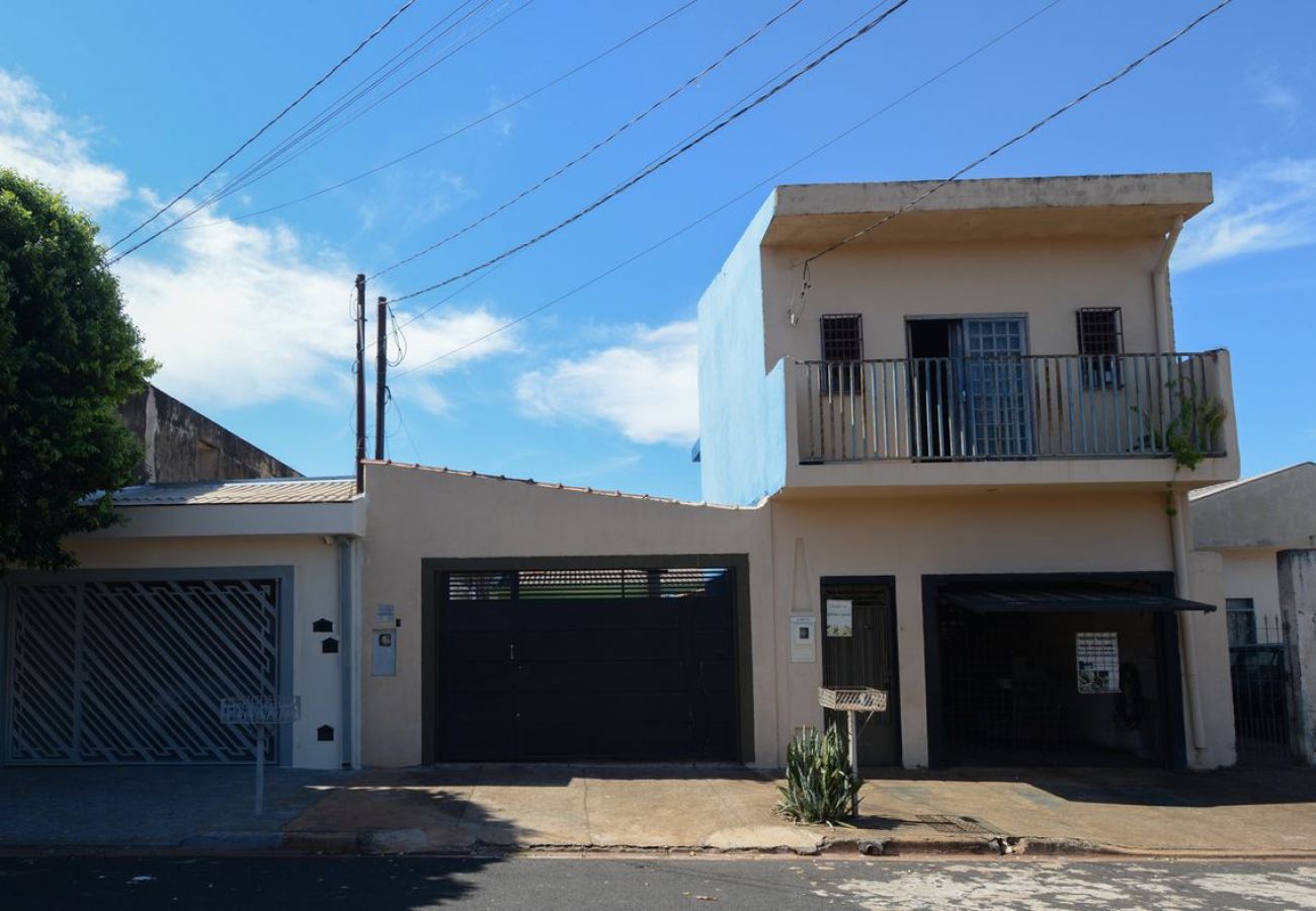 Casa em Ribeirão Preto - Casa com Churrasqueira e Wi-Fi em Parque Ribeirão