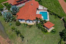 Casa em Águas de Santa Bárbara - Casa de Campo Ampla com Piscina e Churrasqueira