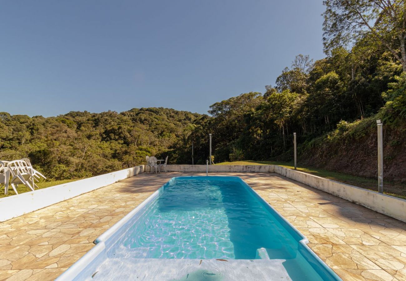 Casa em Embu-Guaçu - Chácara com Piscina, Hidro e Lareira em Embu-Guaçu