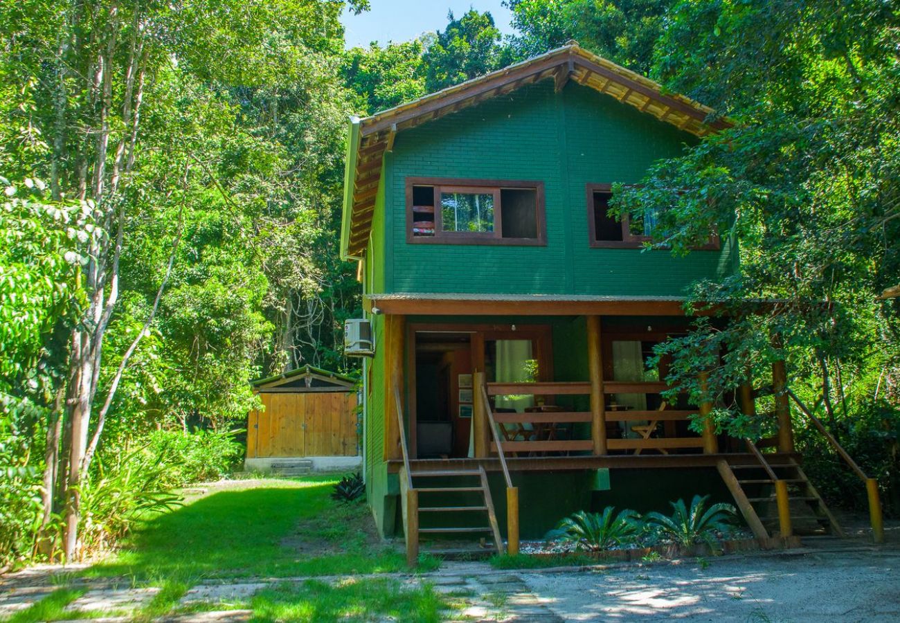 Chalé em Prado - Chalé 1 com Churrasqueira e Ar a 200m da Praia