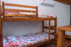 Chalé em Prado - Chalé 1 com Churrasqueira e Ar a 200m da Praia