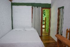 Chalé em Prado - Chalé 1 com Churrasqueira e Ar a 200m da Praia