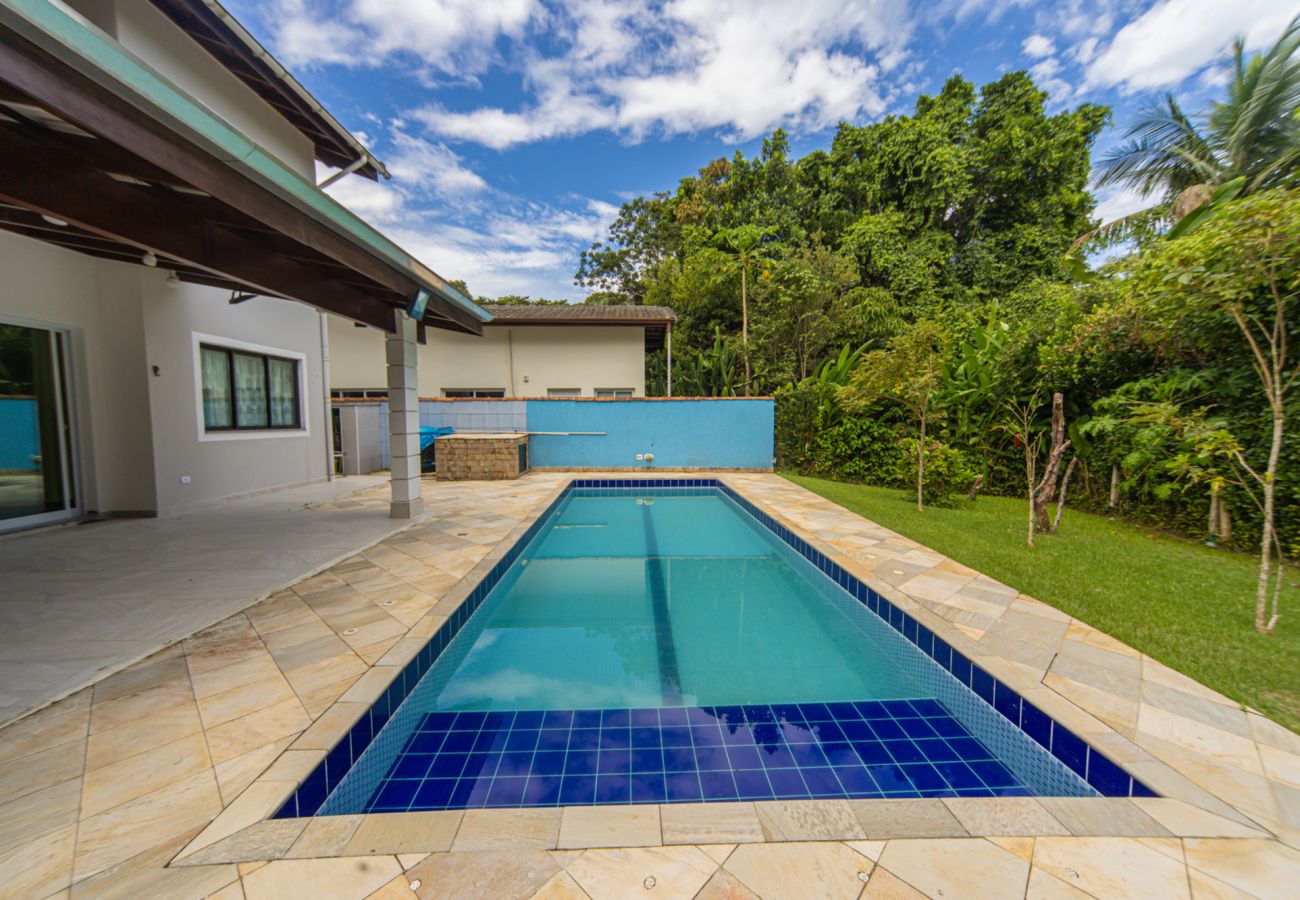 Casa em Bertioga - Casa com Piscina e Ar a 700m da Praia de Guaratuba