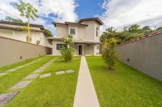 Casa em Bertioga - Casa com Piscina e Ar a 700m da Praia de Guaratuba