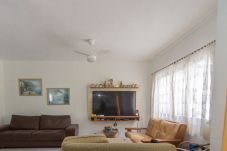 Casa em Bertioga - Casa com Piscina e Ar a 700m da Praia de Guaratuba