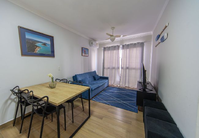 Apartamento em Guarujá - Apto a 750m da Praia da Enseada com Ar e Wi-Fi