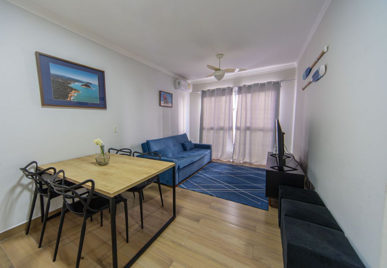 Apartamento em Guarujá - Apto a 750m da Praia da Enseada com Ar e Wi-Fi