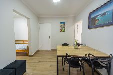 Apartamento em Guarujá - Apto a 750m da Praia da Enseada com Ar e Wi-Fi