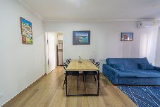 Apartamento em Guarujá - Apto a 750m da Praia da Enseada com Ar e Wi-Fi
