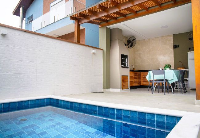 Casa em São Sebastião - Casa com Área Gourmet a 350m da Praia de Maresias
