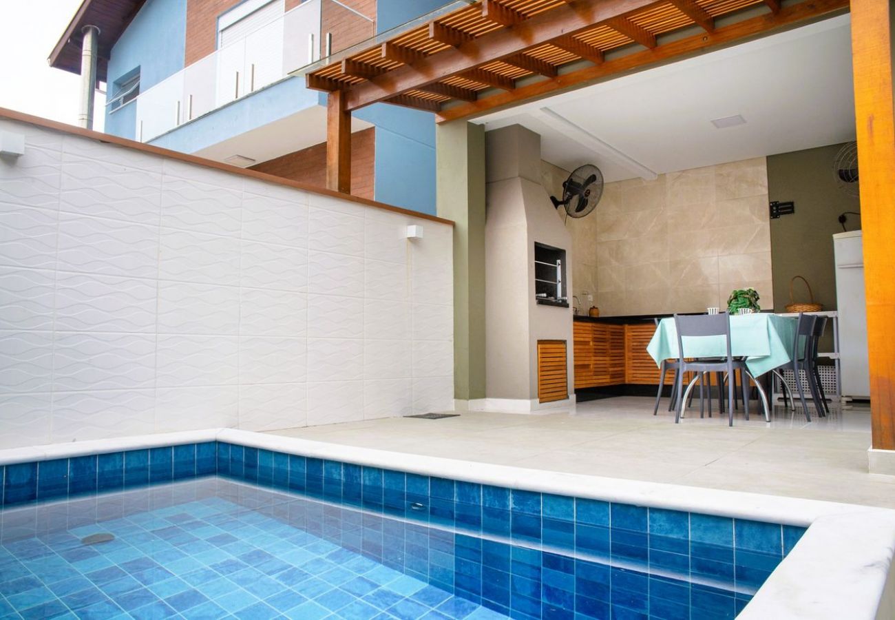 Casa em São Sebastião - Casa com Área Gourmet a 350m da Praia de Maresias