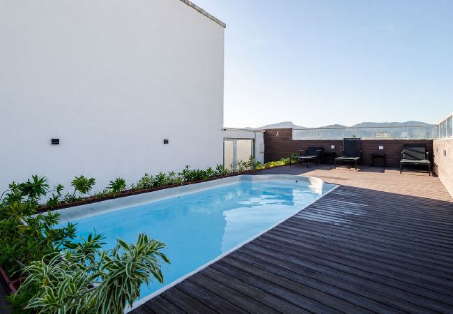 Apartamento em Niterói - Studio com Piscina, Ar e Garagem em Itaipu