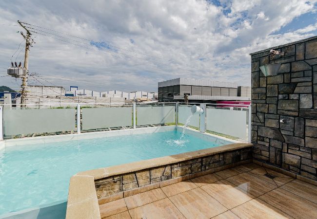 Casa em Itajaí - Casa com Piscina, Churrasqueira e Ar Condicionado