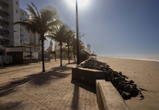 Apartamento em Mongaguá - Apto com Garagem no Centro a 450m da Praia Central