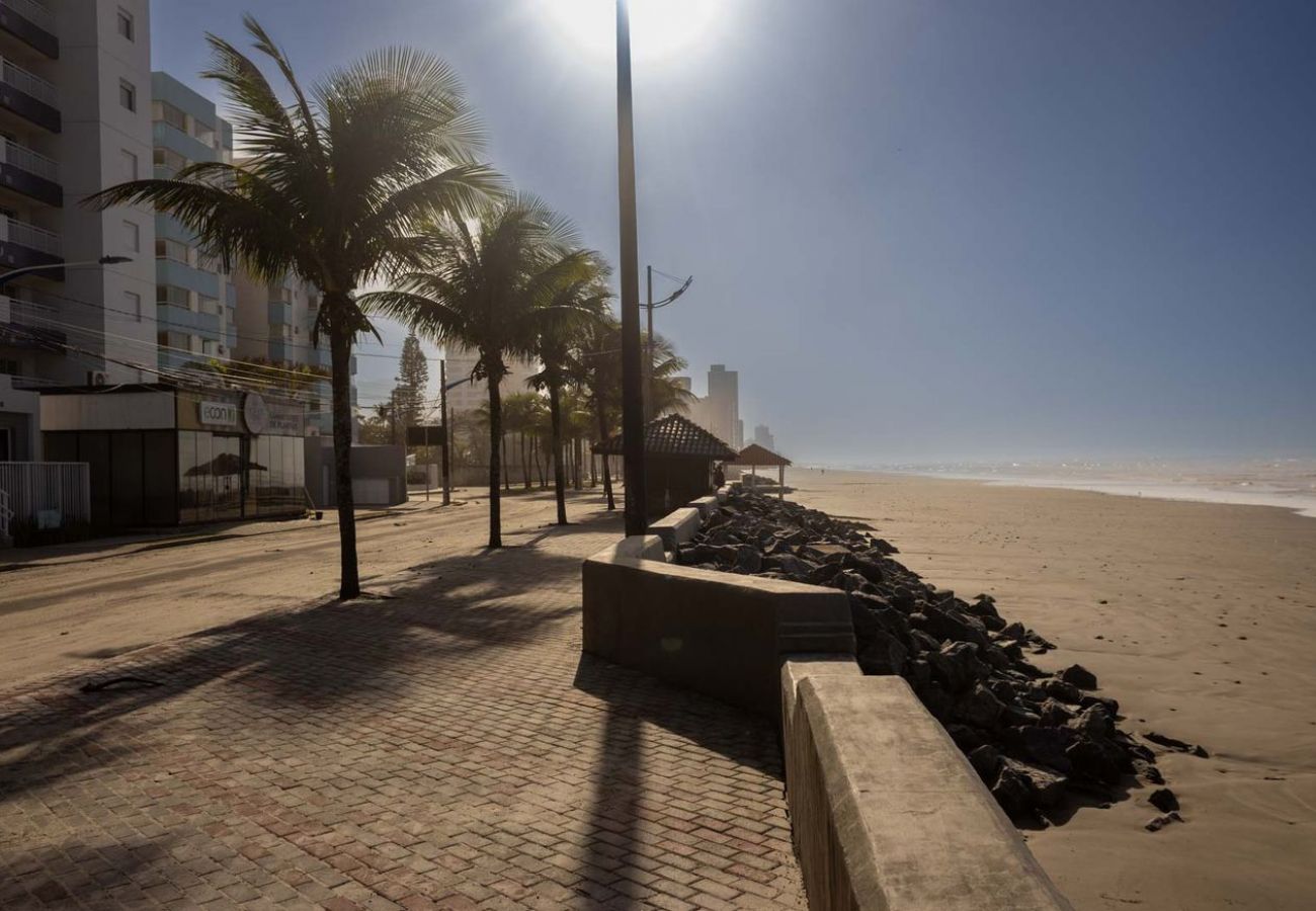 Apartamento em Mongaguá - Apto com Garagem no Centro a 450m da Praia Central