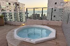 Apartamento em Santos - Apto Com Piscina e Hidro a 500m da Ponta da Praia