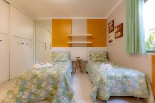 Apartamento em Balneário Camboriú - Apto com Hidro, Piscina, Vista do Mar e da Roda FG