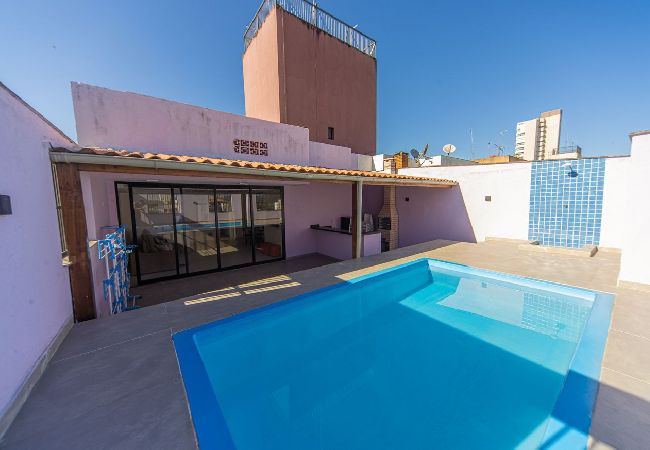 Apartamento em Guarujá - Cobertura com Piscina Privativa a 650m da Praia