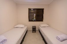 Apartamento em Guarujá - Cobertura com Piscina Privativa a 650m da Praia