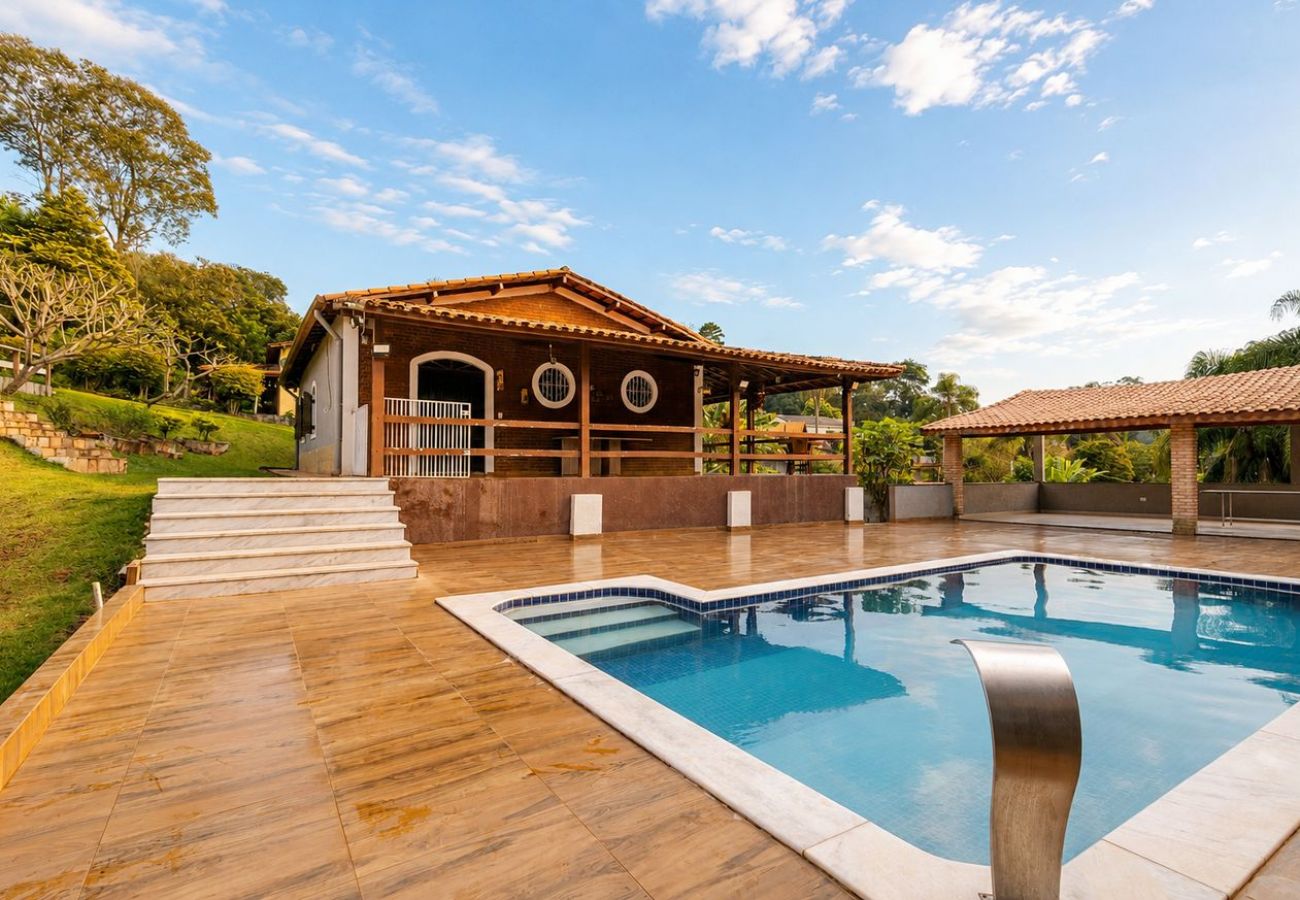 Casa de Campo em São Roque - Chácara c/ Piscina, Campo e Sinuca e Churrasqueira