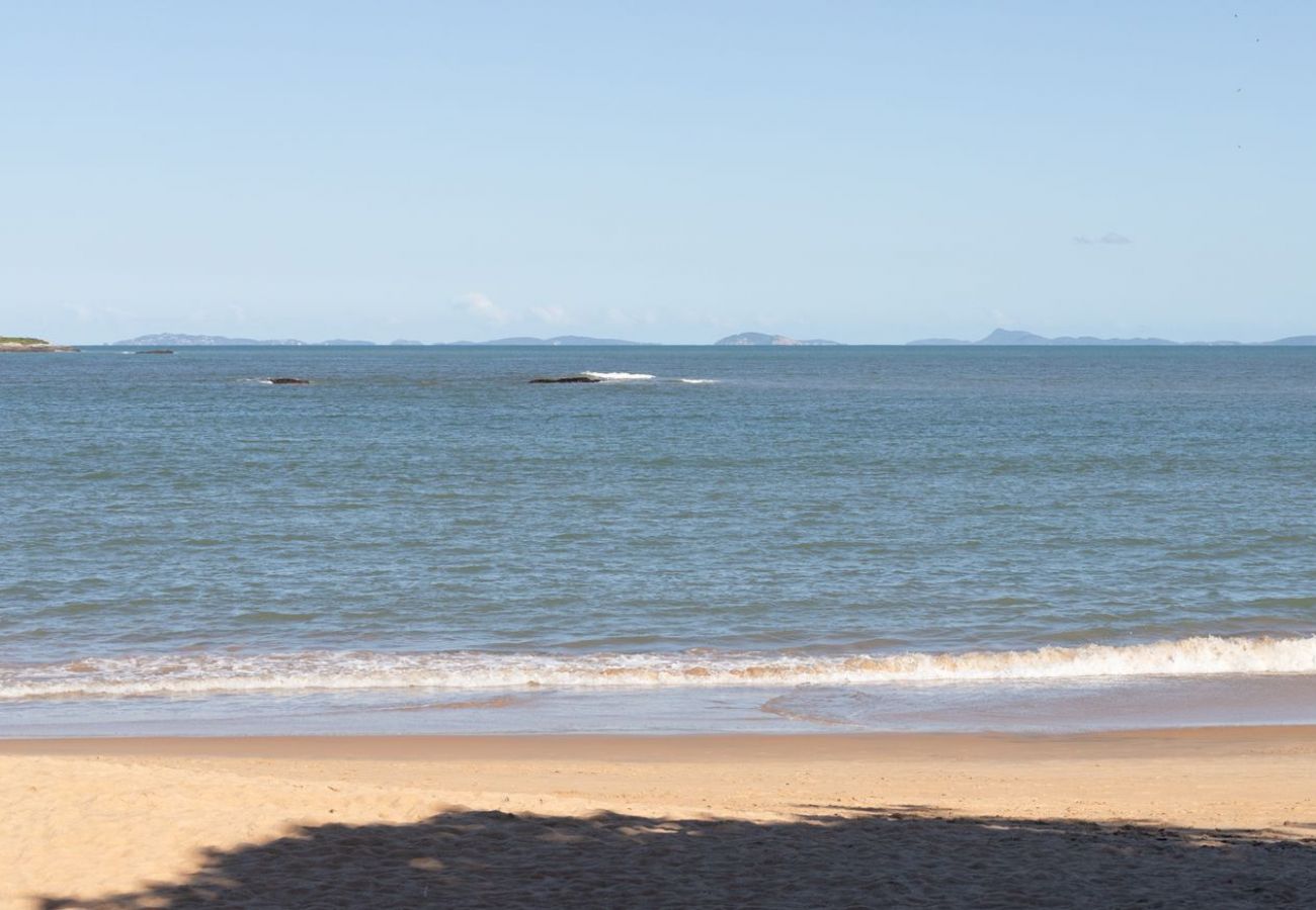 Apartamento em Rio das Ostras - Apto com Garagem a 550 metros da Praia do Centro