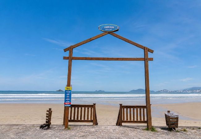 Apartamento em Guarujá - Apto com Varanda e Vaga a 500m da Praia da Enseada