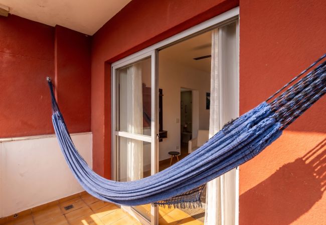 Apartamento em Guarujá - Apto com Varanda e Vaga a 500m da Praia da Enseada