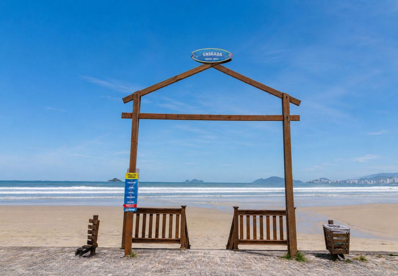 Apartamento em Guarujá - Apto com Varanda e Vaga a 500m da Praia da Enseada