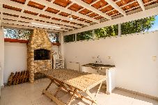 Apartamento em Guarujá - Apto com Varanda e Vaga a 500m da Praia da Enseada