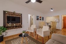 Apartamento em Guarujá - Apto com Varanda e Vaga a 500m da Praia da Enseada