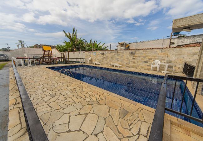 Apartamento em Bertioga - Apto com Piscina e Vaga a 750m da Praia da Enseada