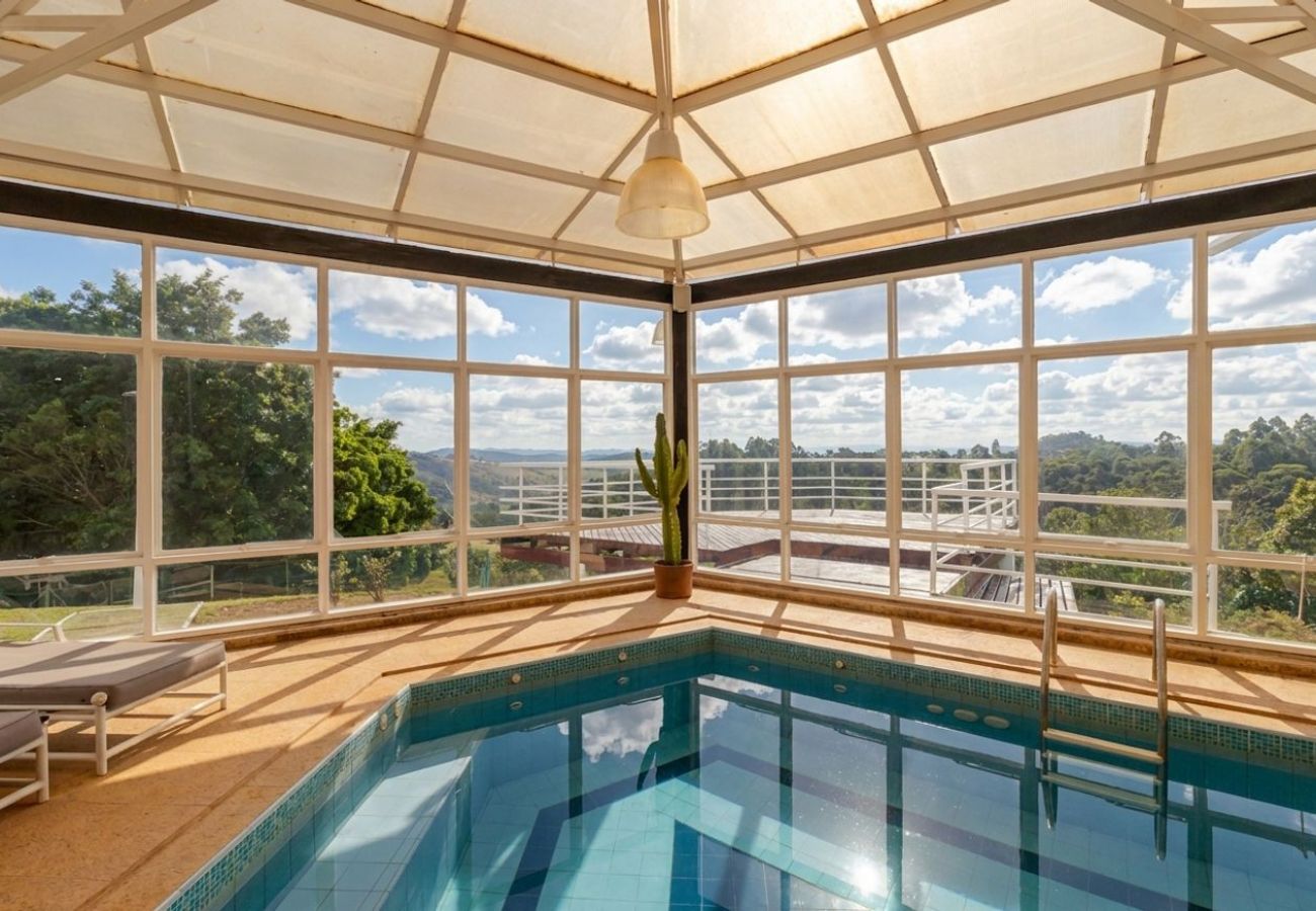 Casa de Campo em Atibaia - Casa de Campo com Lago, Piscinas, Jacuzzi e Sauna