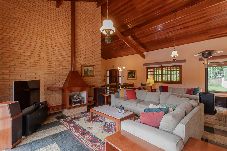 Casa de Campo em Atibaia - Casa de Campo com Lago, Piscinas, Jacuzzi e Sauna