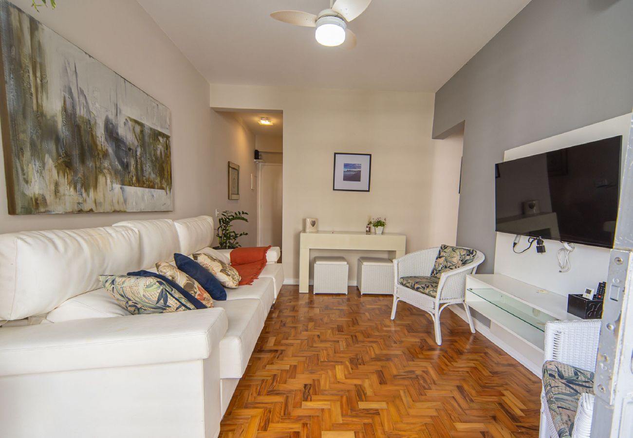 Apartamento em Guarujá - Apt c/ Ar e Wi-Fi a 150m da Praia das Pitangueiras