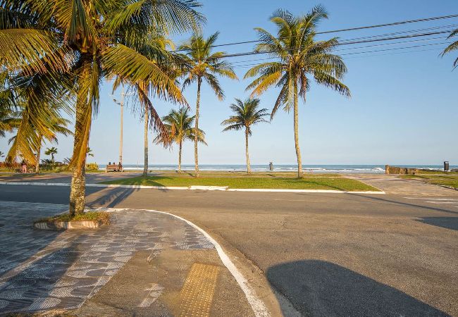 Apartamento em Praia Grande - Apto com Varanda e Garagem a 300m da Praia