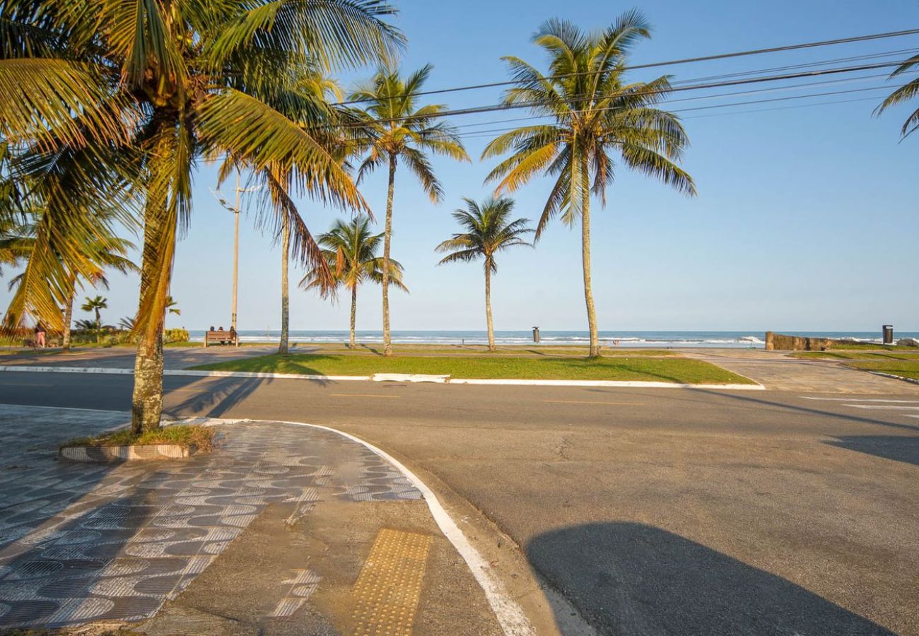 Apartamento em Praia Grande - Apto com Varanda e Garagem a 300m da Praia
