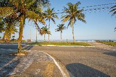 Apartamento em Praia Grande - Apto com Varanda e Garagem 300m Praia Vila Tupi
