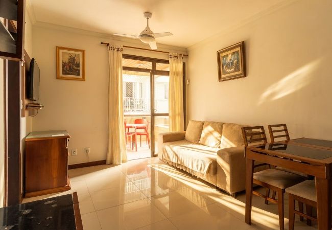 Apartamento em Cabo Frio - Apto 400m da Praia do Forte c/ Garagem e Varanda