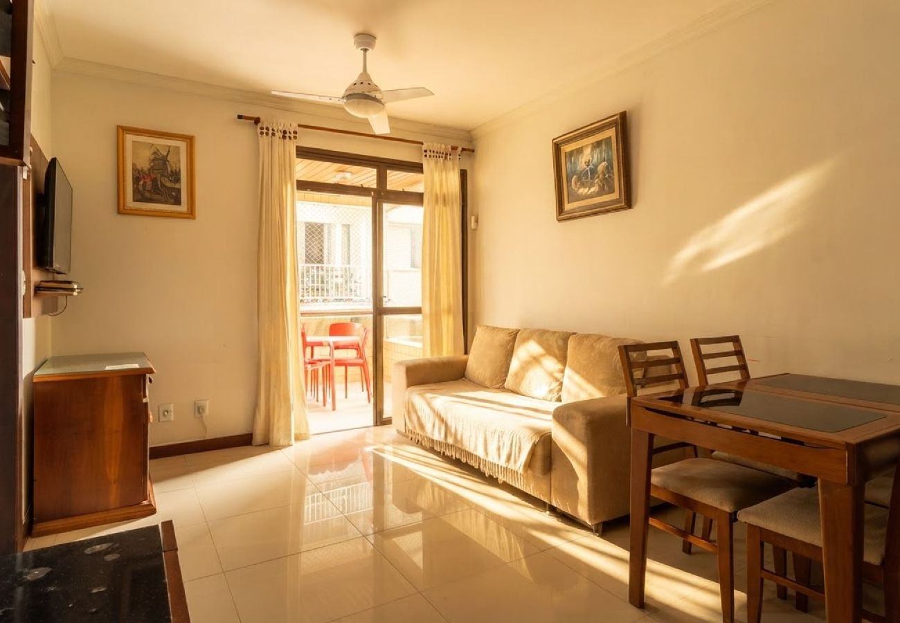 Apartamento em Cabo Frio - Apto 400m da Praia do Forte c/ Garagem e Varanda