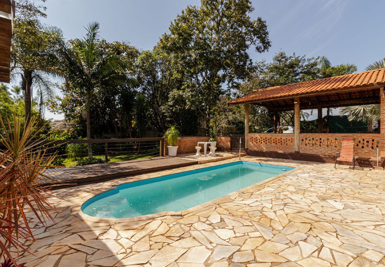 Chalé em Botucatu - Chalé c Piscina, Churrasqueira e Jogos em Botucatu