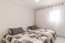 Apartamento em Praia Grande - Apto com Varanda e Churrasqueira na Vila Caiçara