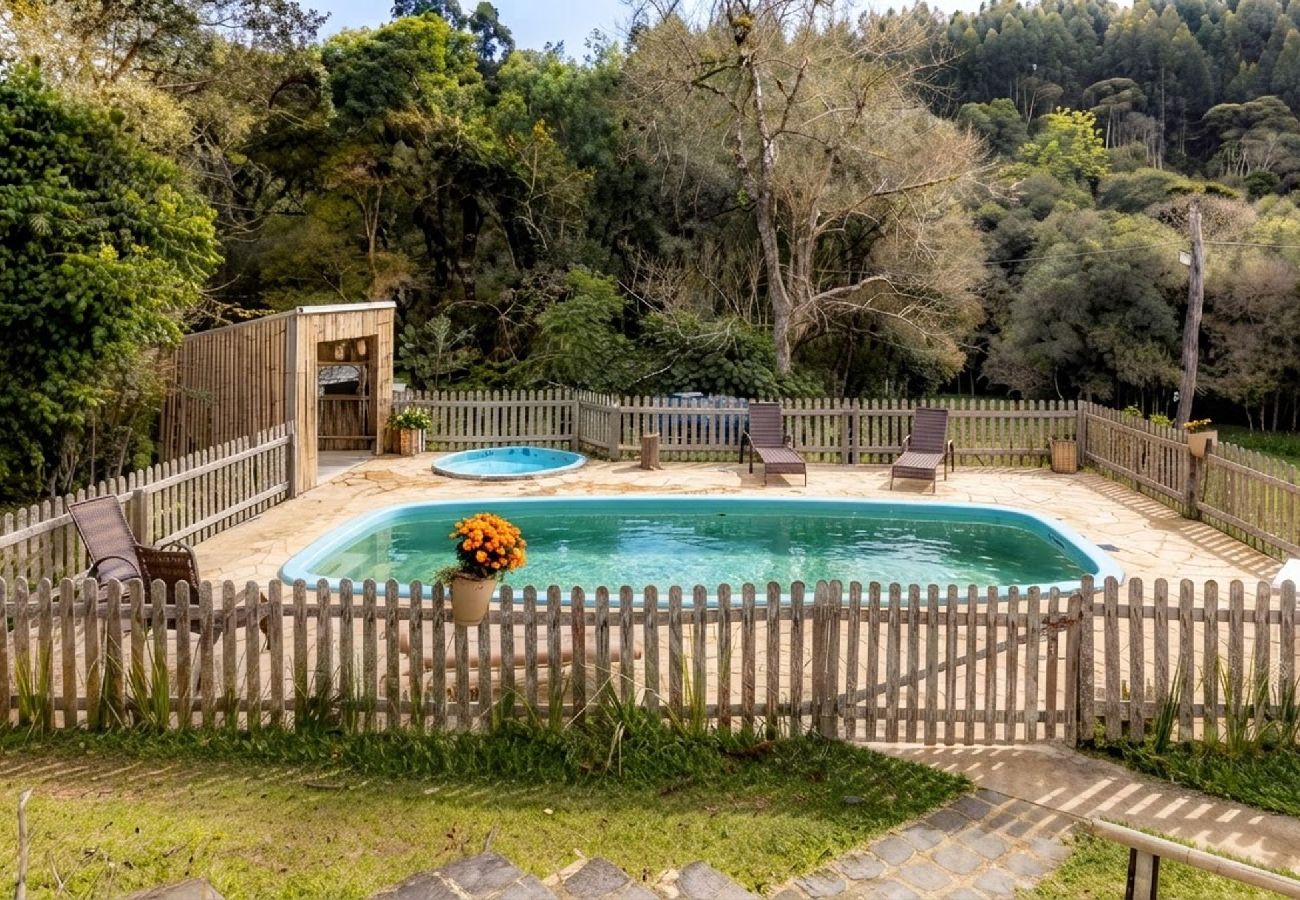 Casa em Campina Grande do Sul - Chácara c Piscina, Lago e Trilha Jardim da Colina