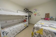 Apartamento em Guarujá - Apto c/ Churrasqueira a 220m da Praia Pitangueiras