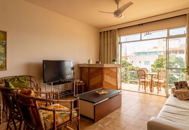 Apartamento em Cabo Frio - Apto c/ Varanda e Garagem a 300m da Praia do Forte