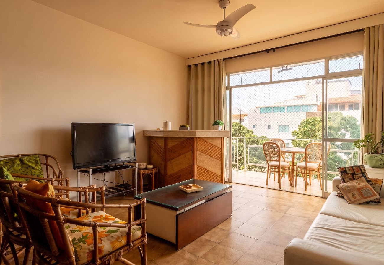Apartamento em Cabo Frio - Apto c/ Varanda e Garagem a 300m da Praia do Forte