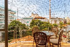 Apartamento em Cabo Frio - Apto c/ Varanda e Garagem a 300m da Praia do Forte