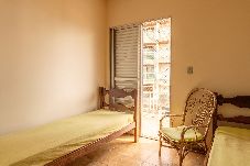Apartamento em Cabo Frio - Apto c/ Varanda e Garagem a 300m da Praia do Forte