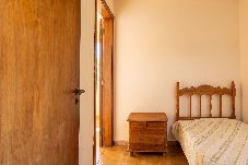 Apartamento em Cabo Frio - Apto c/ Varanda e Garagem a 300m da Praia do Forte